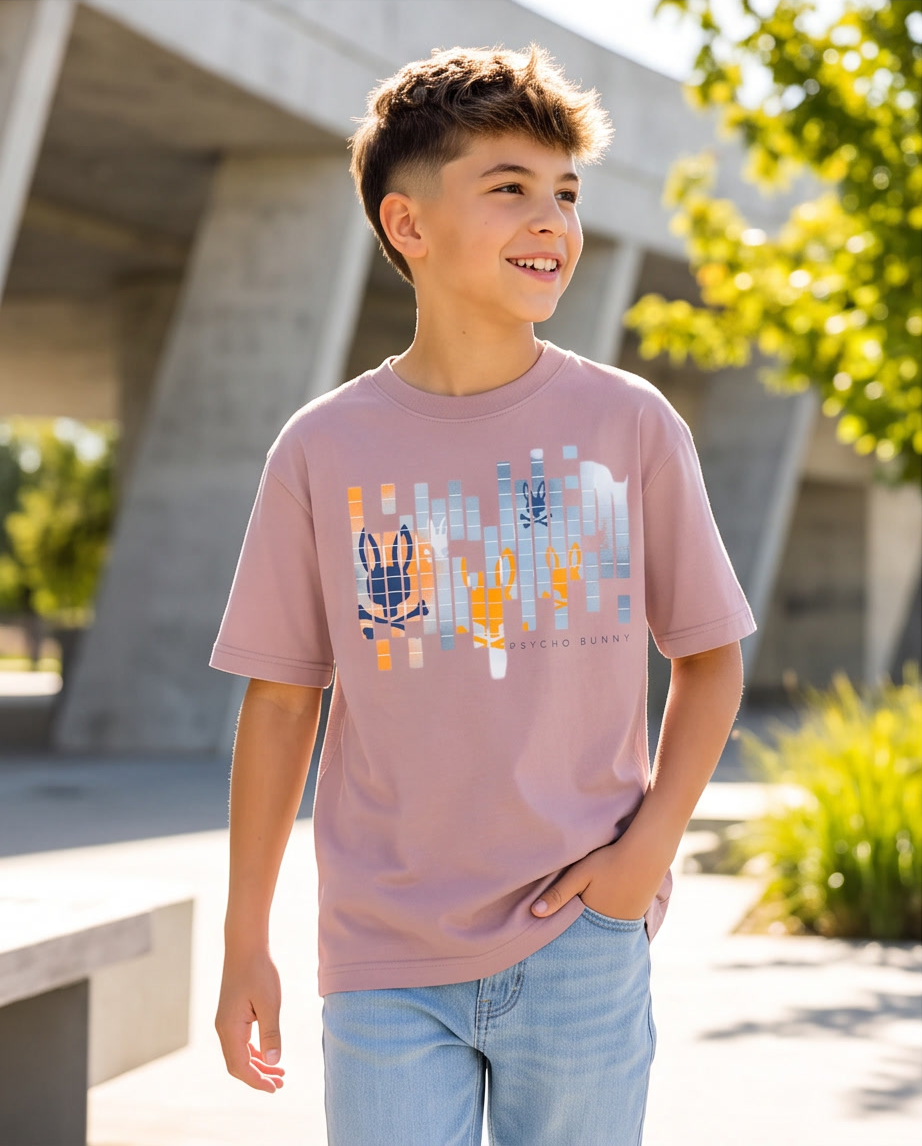 Camiseta Psycho Bunny Equalizer Bunny Rosa Palo Niños - modelo caminando parque