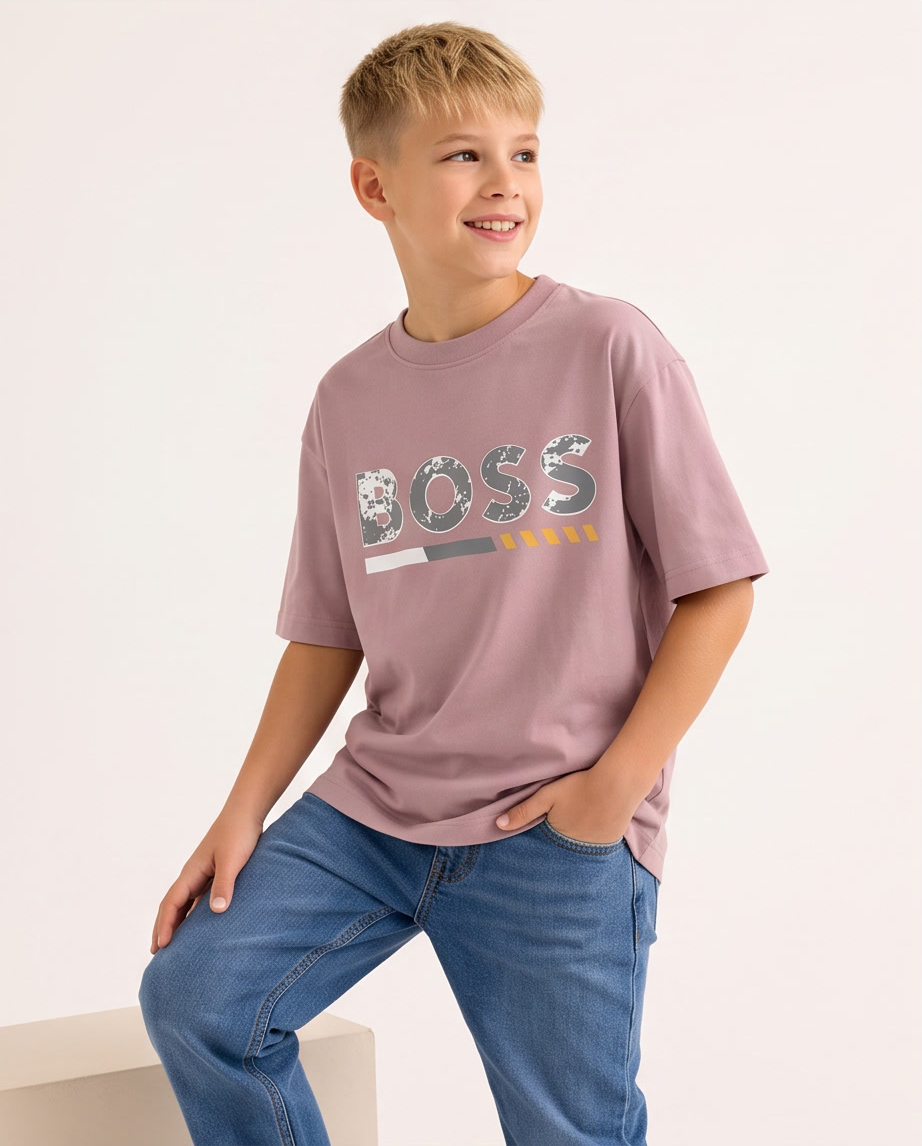 Camiseta Hugo Boss Splatter Logo Rosa Palo Niños - modelo sentado lateral