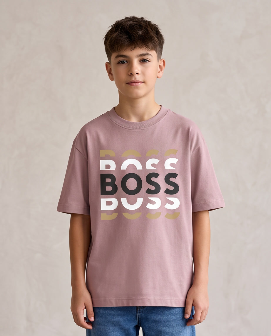 Camiseta Hugo Boss Triple Stack Logo Rosa Palo Niños - modelo frontal fondo gris