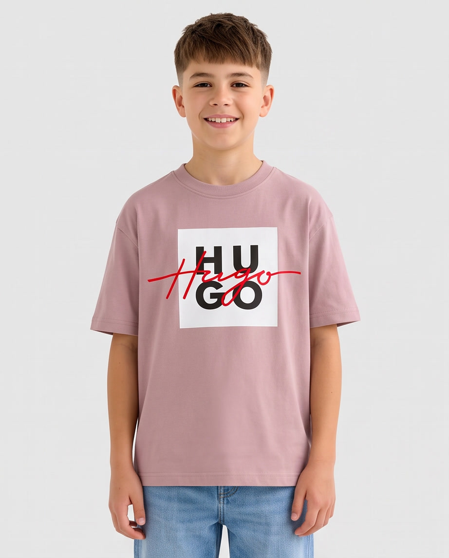Camiseta Hugo Boss Script Box Logo Rosa Palo Niños - modelo frontal fondo gris