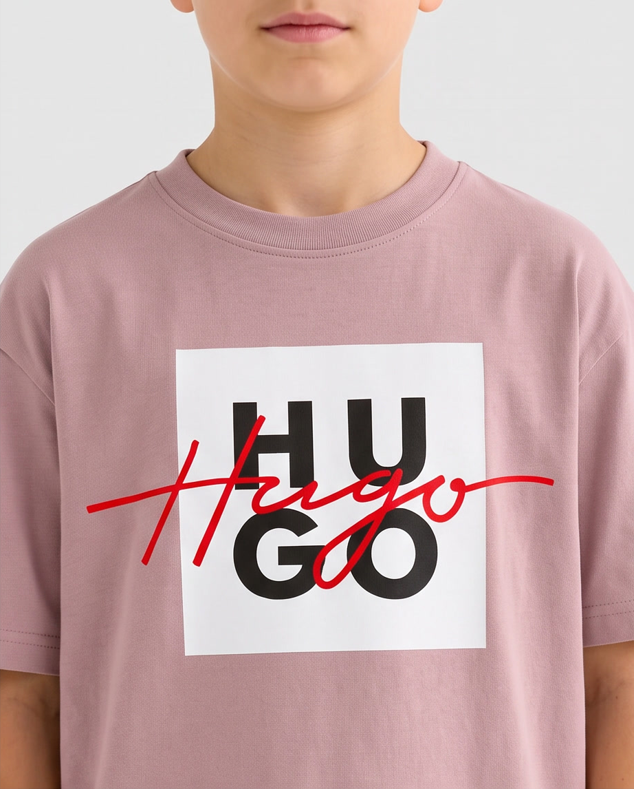 Camiseta Hugo Boss Script Box Logo Rosa Palo Niños - detalle estampado macro script