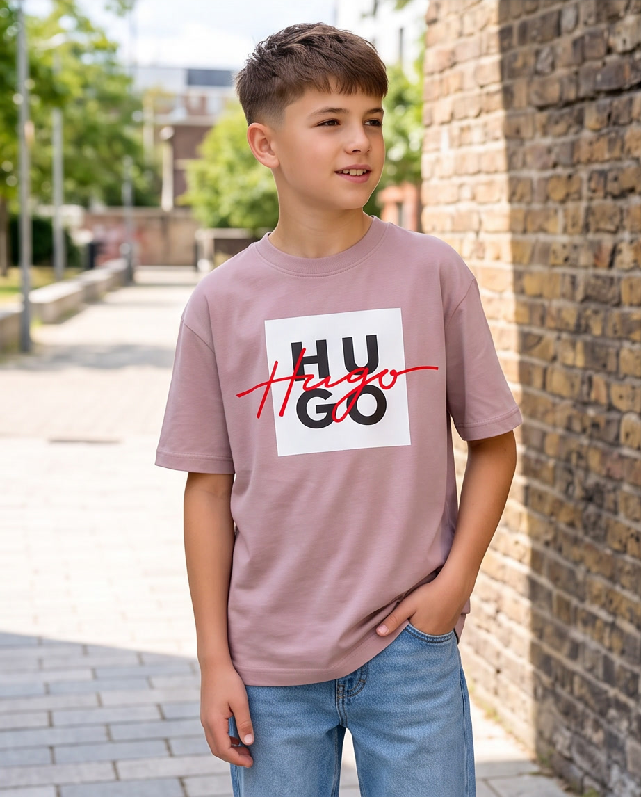 Camiseta Hugo Boss Script Box Logo Rosa Palo Niños - modelo caminando exterior ladrillo