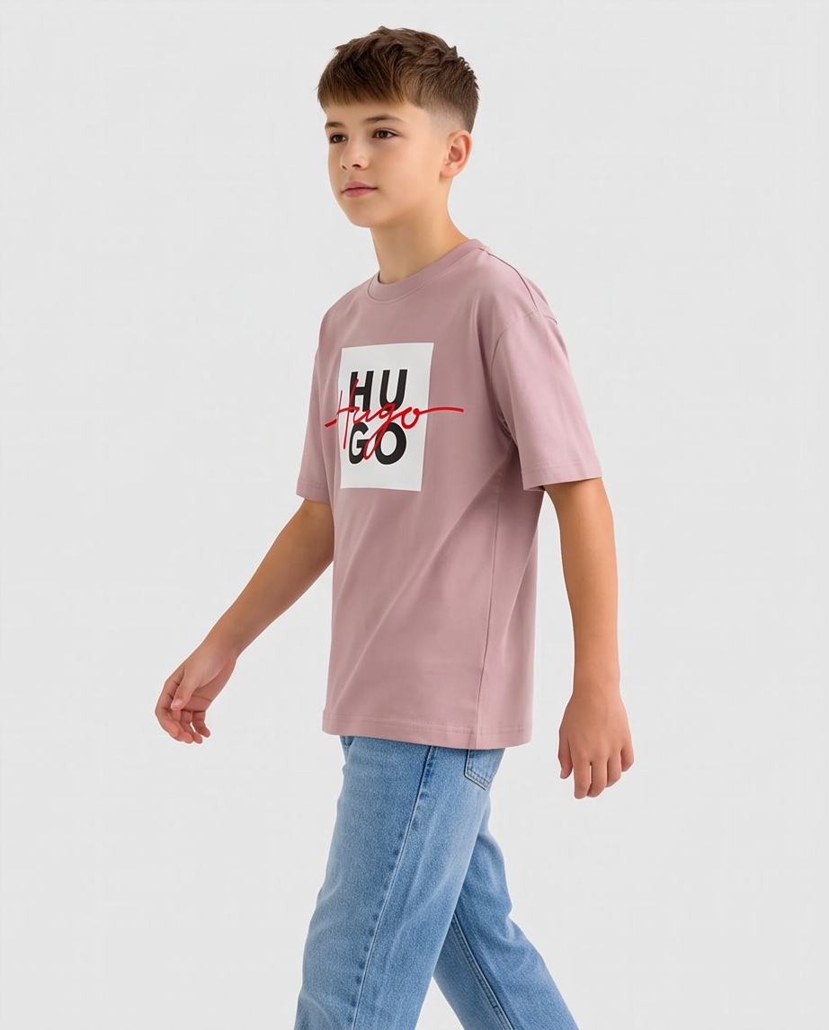 Camiseta Hugo Boss Script Box Logo Rosa Palo Niños - modelo lateral caminando fondo blanco