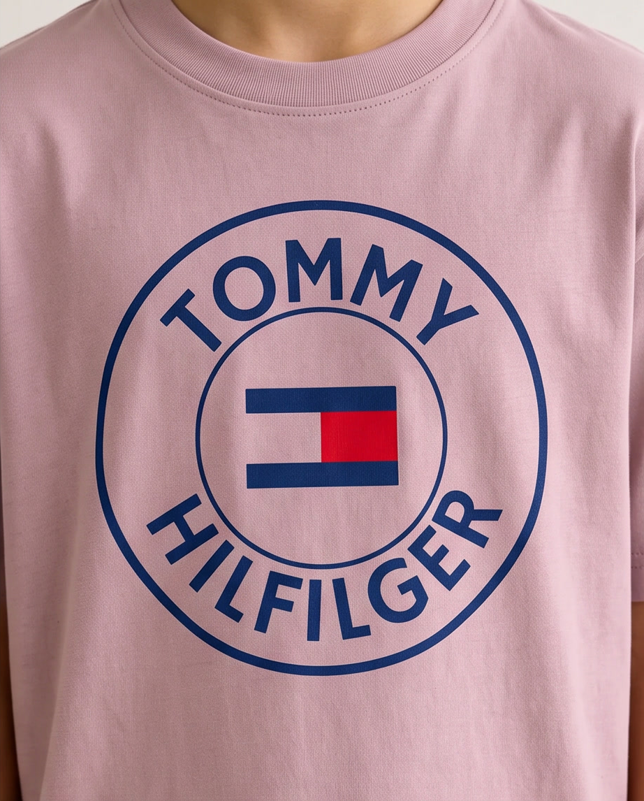 Camiseta Tommy Hilfiger Circle Flag Rosa Palo Niños - detalle estampado macro circle flag