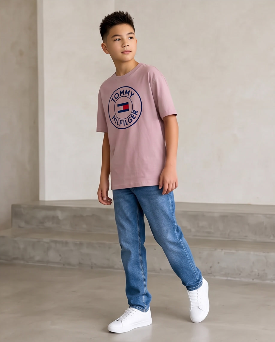 Camiseta Tommy Hilfiger Circle Flag Rosa Palo Niños - modelo cuerpo completo fondo gris