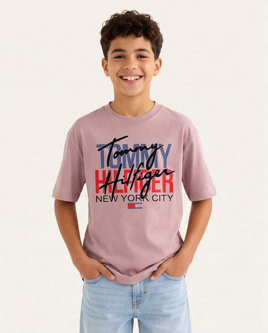 Camiseta Tommy Hilfiger NYC Script Overlap Rosa Palo Niños - modelo frontal fondo blanco