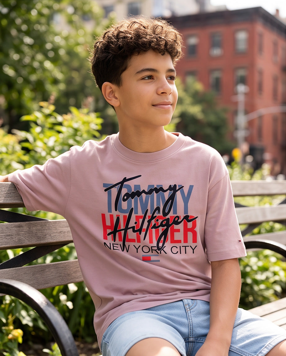 Camiseta Tommy Hilfiger NYC Script Overlap Rosa Palo Niños - modelo sentado banco parque NYC