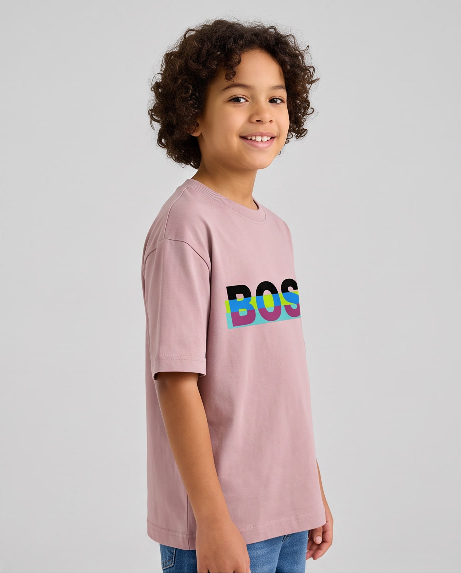 Camiseta Hugo Boss Neon Stripe Logo Rosa Palo Niños - modelo lateral fondo gris