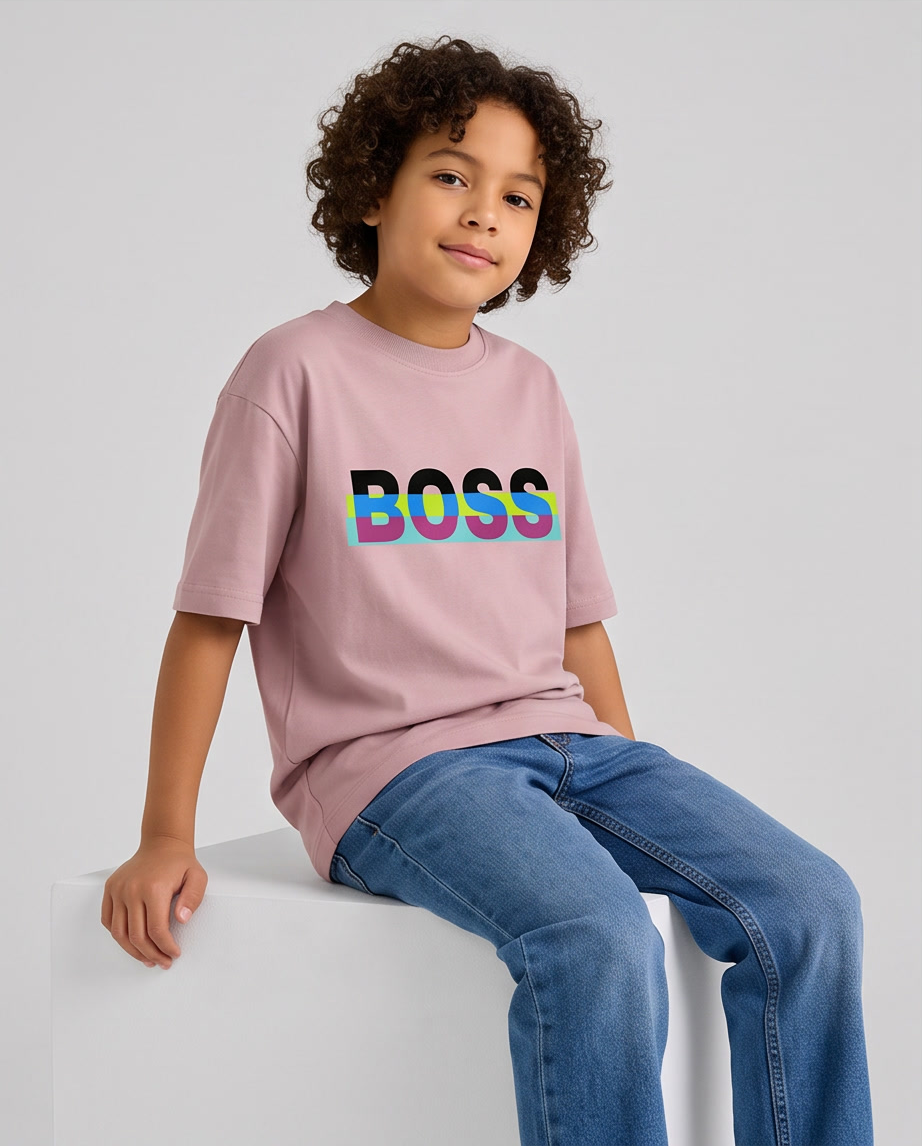 Camiseta Hugo Boss Neon Stripe Logo Rosa Palo Niños - modelo sentado fondo blanco
