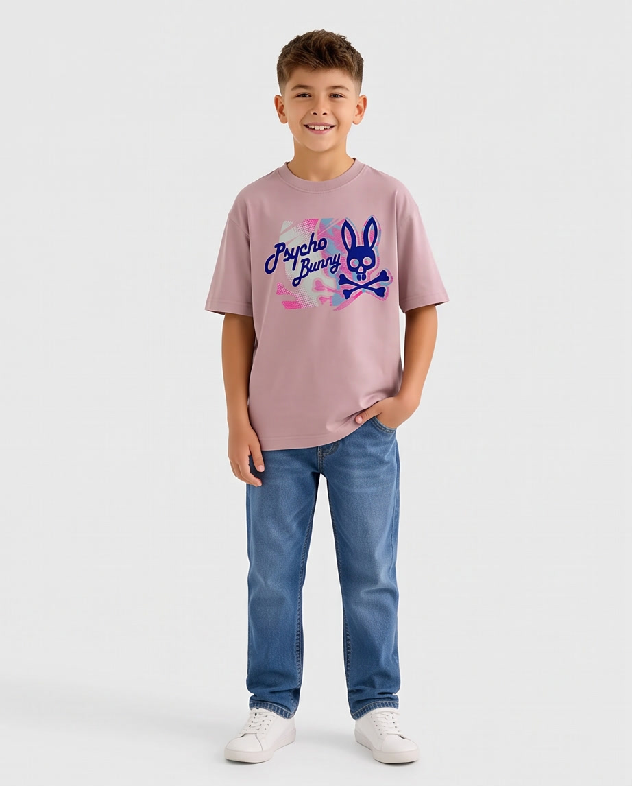 Camiseta Psycho Bunny Camo Halftone Script Rosa Palo Niños - detalle estampado macro