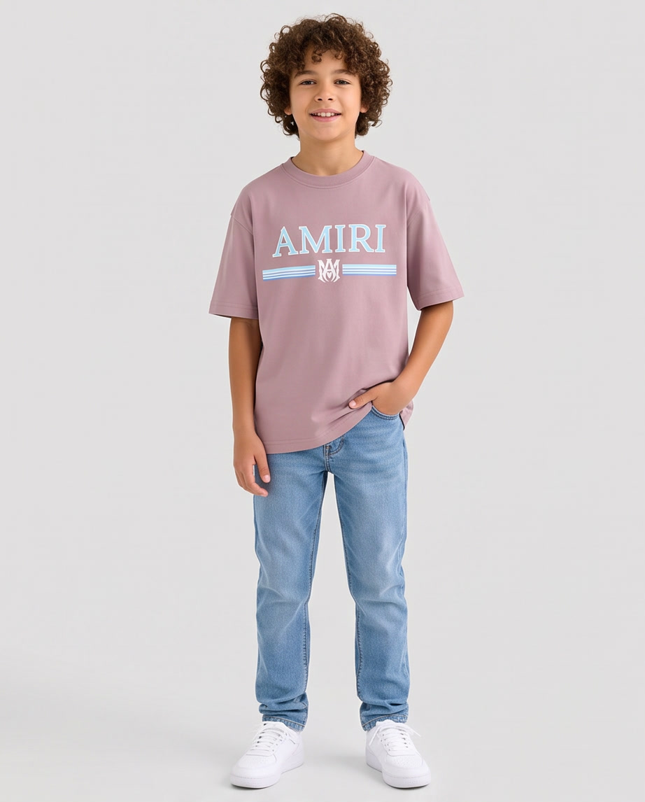 Camiseta Amiri College Stripe Rosa Palo Niños - modelo cuerpo completo fondo gris