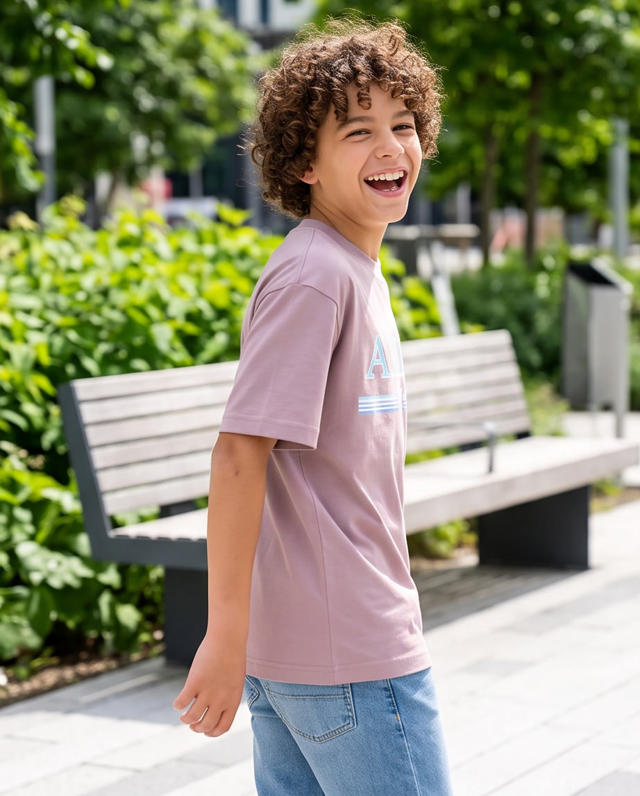 Camiseta Amiri College Stripe Rosa Palo Niños - modelo riendo parque exterior