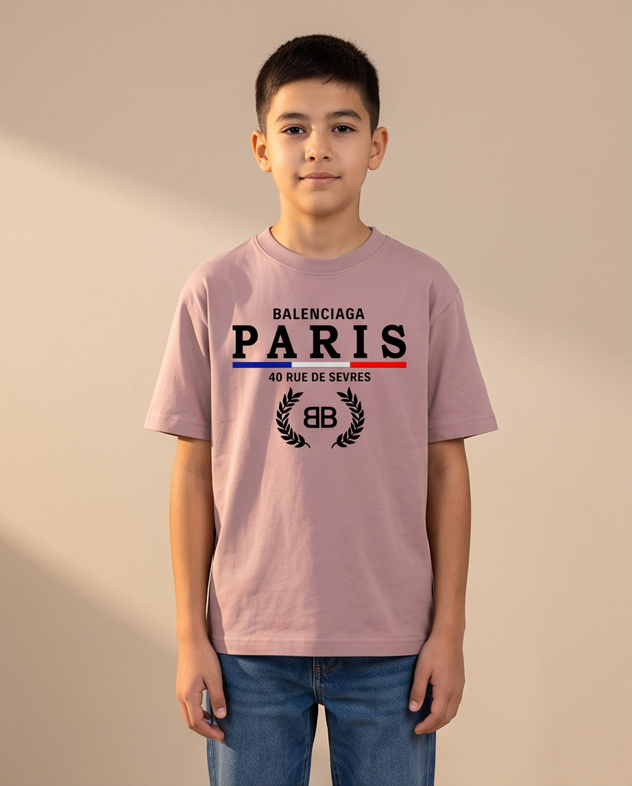 Camiseta Balenciaga Paris 40 Rue de Sèvres Rosa Palo Niños - modelo frontal fondo beige