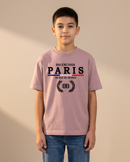 Camiseta Balenciaga Paris 40 Rue de Sèvres Rosa Palo Niños - modelo frontal fondo beige