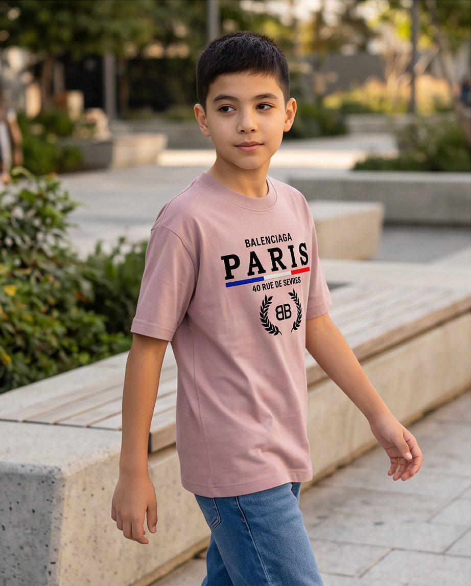 Camiseta Balenciaga Paris 40 Rue de Sèvres Rosa Palo Niños - detalle estampado macro