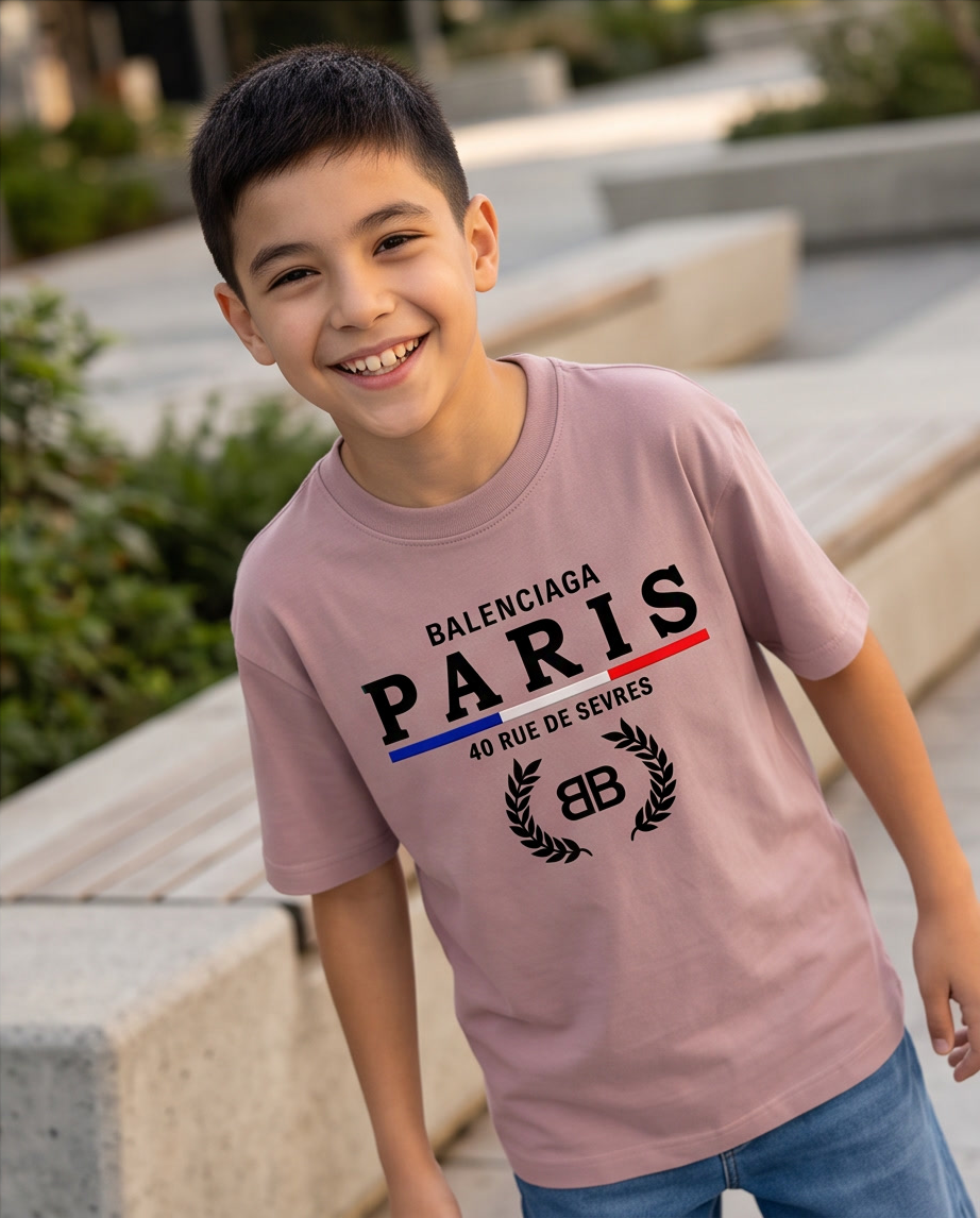 Camiseta Balenciaga Paris 40 Rue de Sèvres Rosa Palo Niños - modelo sonriendo exterior