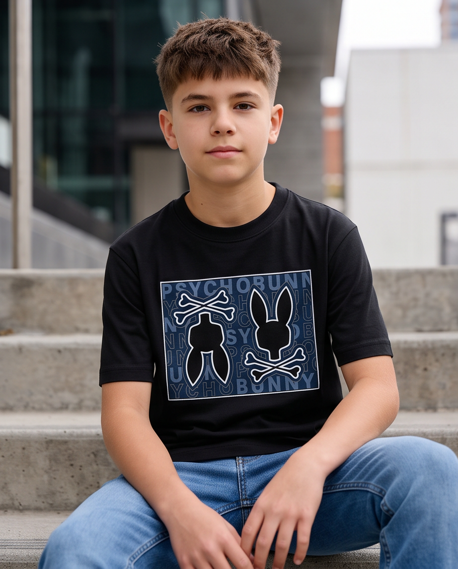 Camiseta Psycho Bunny Double Skull Box Wordmark Azul Acero Negra - modelo sentado