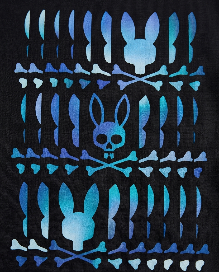 Camiseta Psycho Bunny Skull Bunny All Over Azul Holográfico Negra Niño - modelo sentado