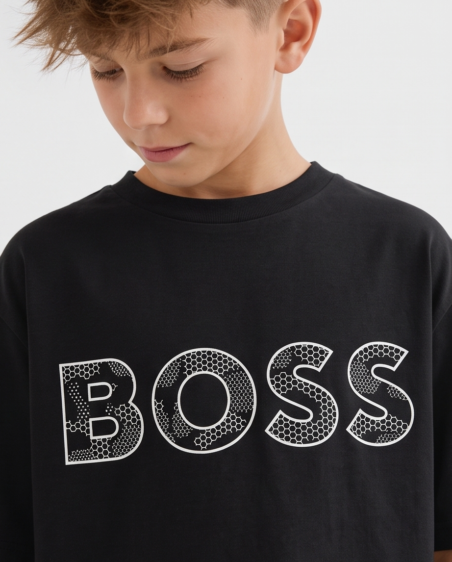 Camiseta Hugo Boss Logo Honeycomb Negra Niño - modelo frontal