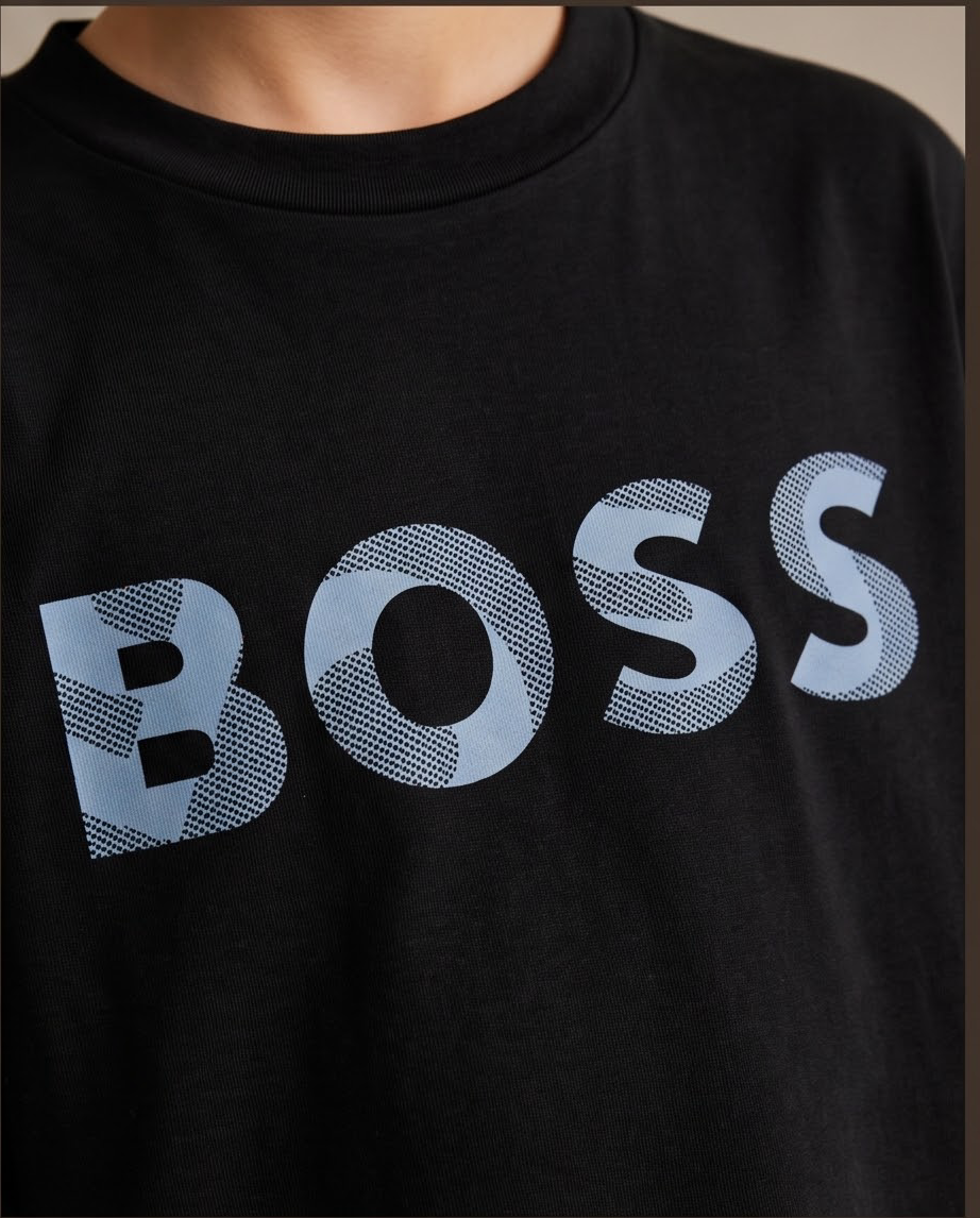 Camiseta Hugo Boss Logo Azul Acero Negra Niño - modelo fondo concreto