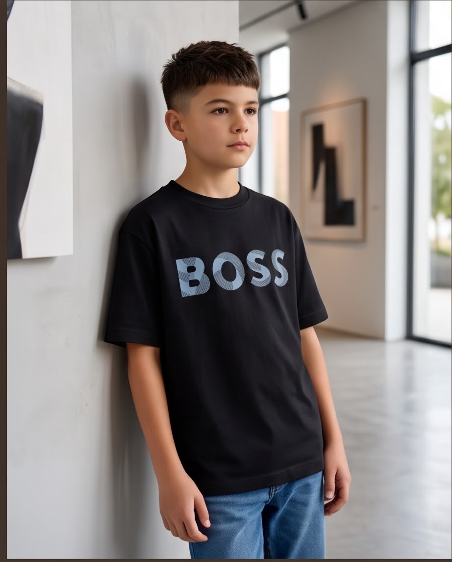 Camiseta Hugo Boss Logo Azul Acero Negra Niño - modelo apoyado en pared