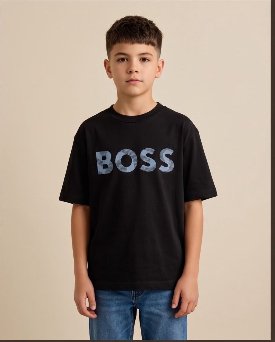 Camiseta Hugo Boss Logo Azul Acero Negra Niño - modelo fondo beige