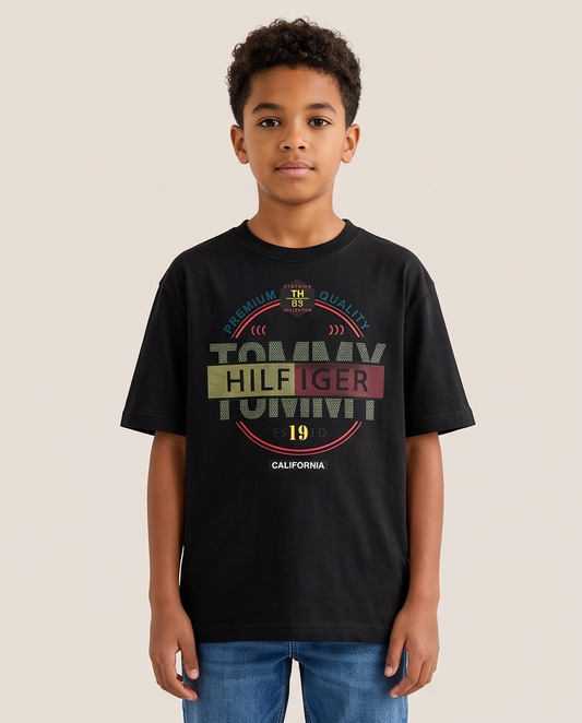 Camiseta Tommy Hilfiger California Premium Quality - modelo frontal fondo beige
