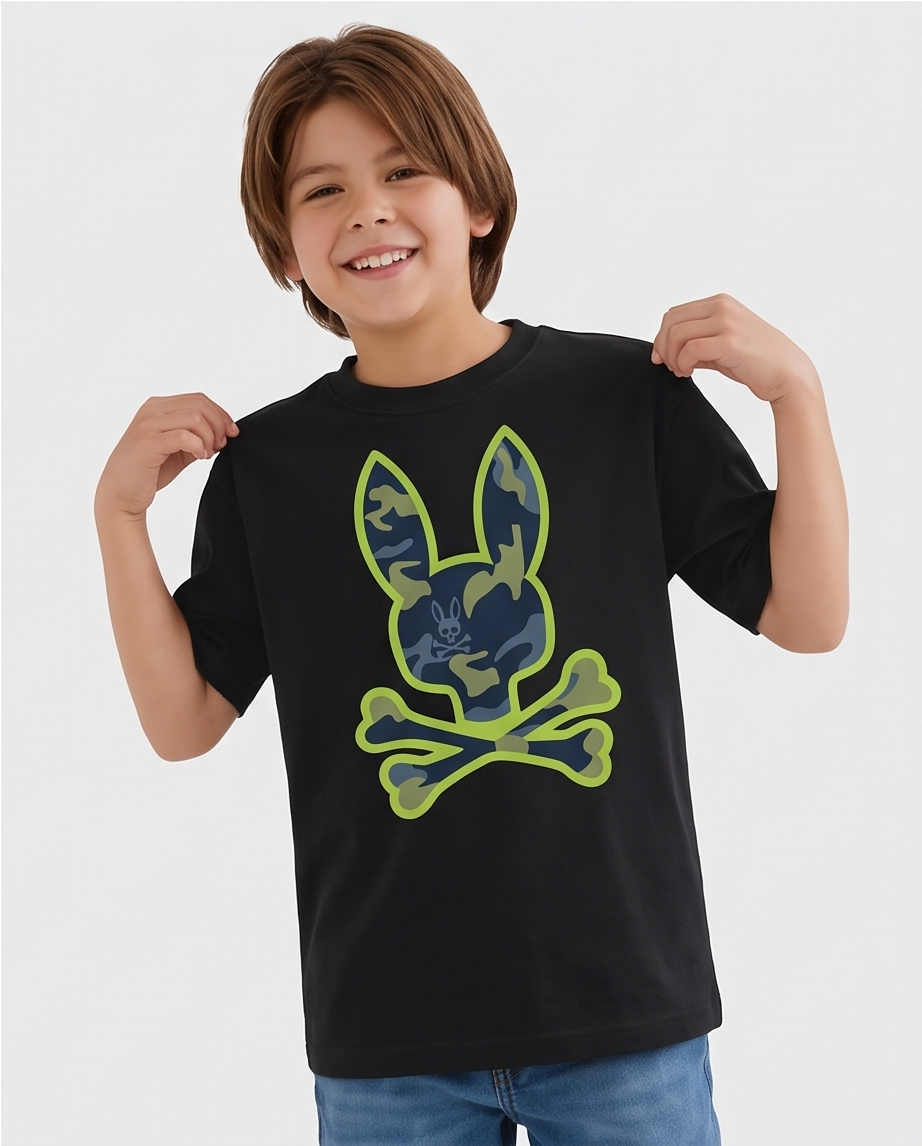 Camiseta Psycho Bunny Skull Bunny Camo Neon Verde Negra Niño - modelo sosteniendo