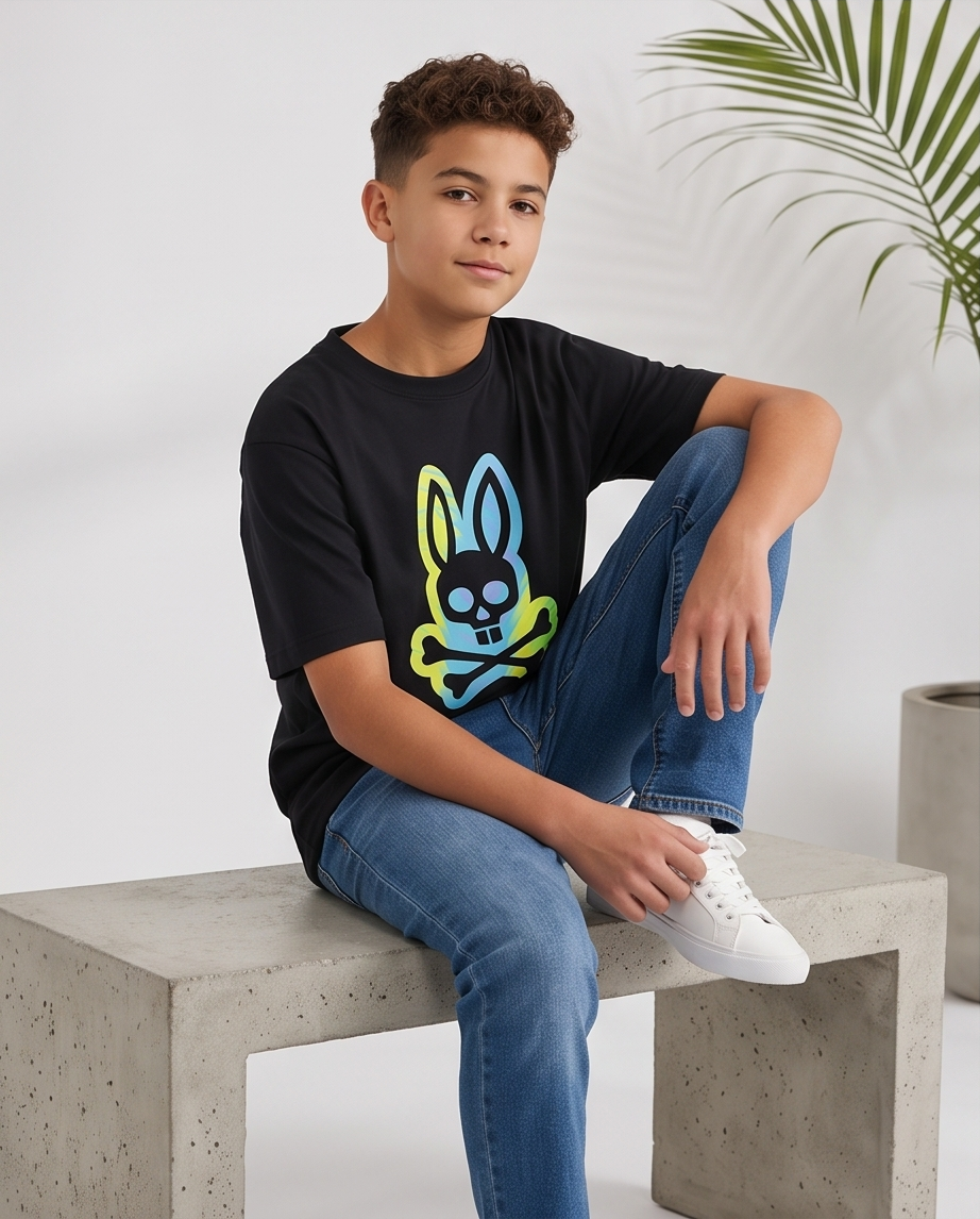 Camiseta Psycho Bunny Skull Bunny Tie Dye Azul Amarillo Negra Niño - modelo sentado