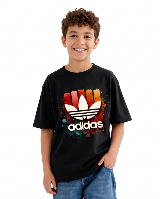 Camiseta Adidas Trefoil Splatter Paint - modelo frontal fondo blanco niño sonriendo