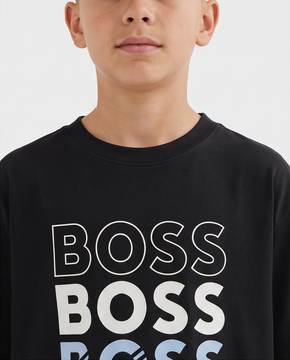 Camiseta Hugo Boss Triple Logo Degradado Azul Negra Niño - modelo frontal sonriendo fondo gris