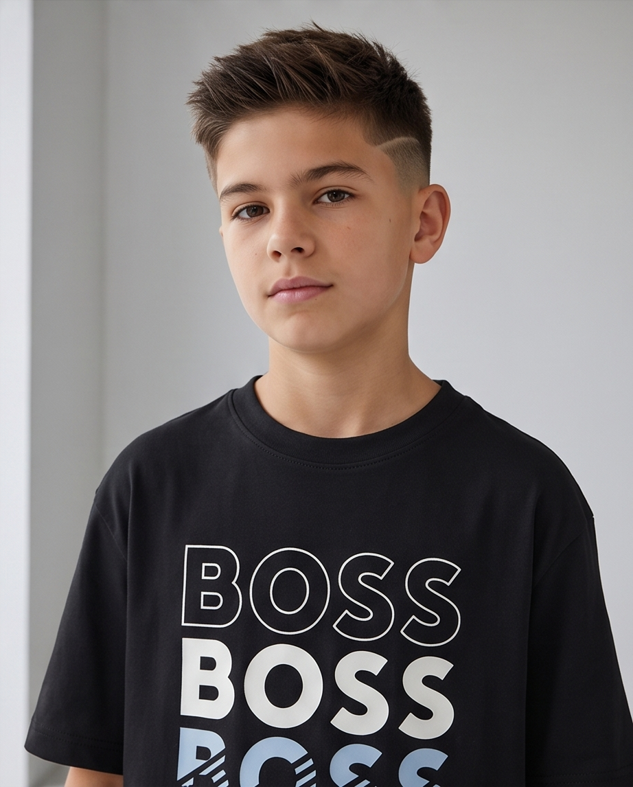 Camiseta Hugo Boss Triple Logo Degradado Azul Negra Niño - modelo retrato fondo gris