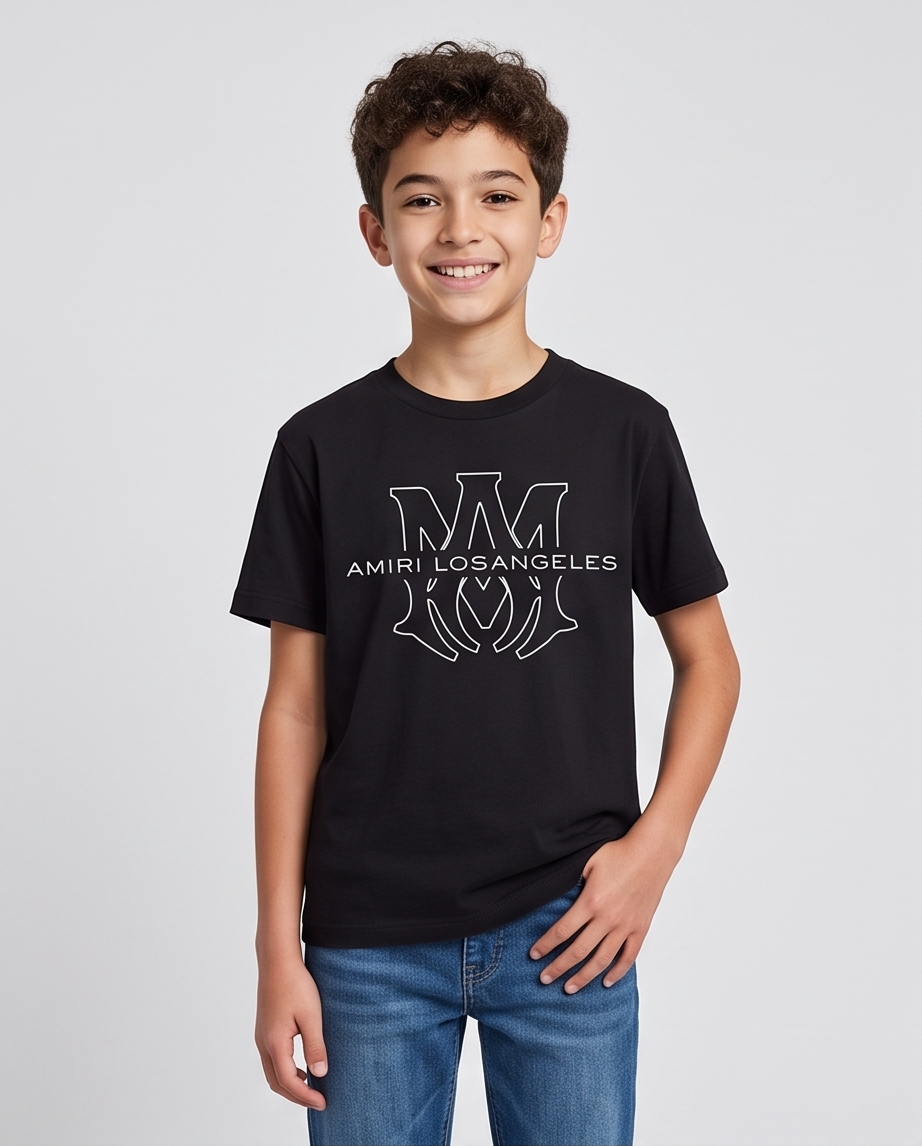 Camiseta Amiri MA Monogram Los Angeles - modelo frontal niño sonriendo fondo gris