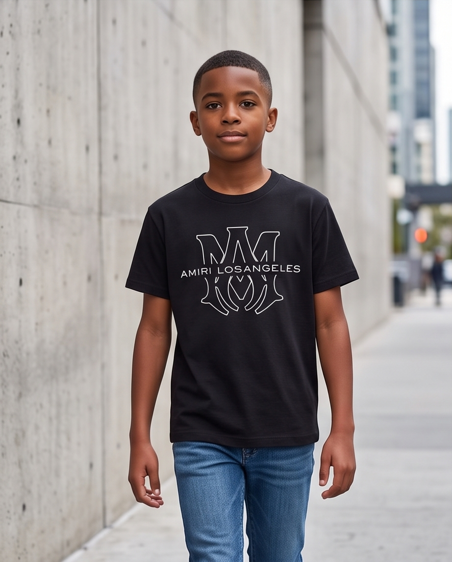 Camiseta Amiri MA Monogram Los Angeles Negra Niño - modelo caminando fondo urbano