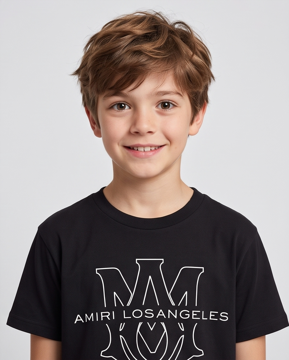 Camiseta Amiri MA Monogram Los Angeles Negra Niño - modelo retrato fondo gris