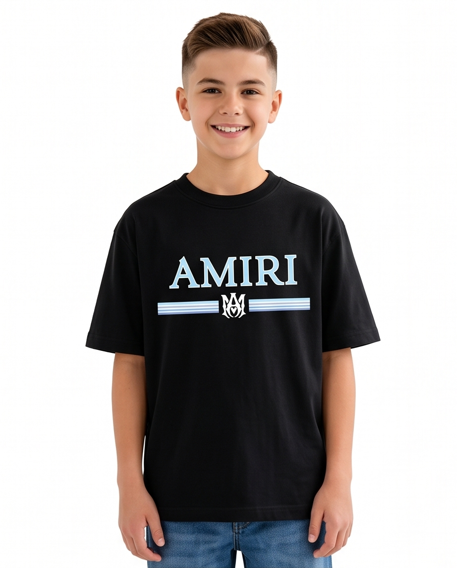 Camiseta Amiri Wordmark Stripe MA Azul Celeste - modelo frontal niño sonriendo fondo blanco