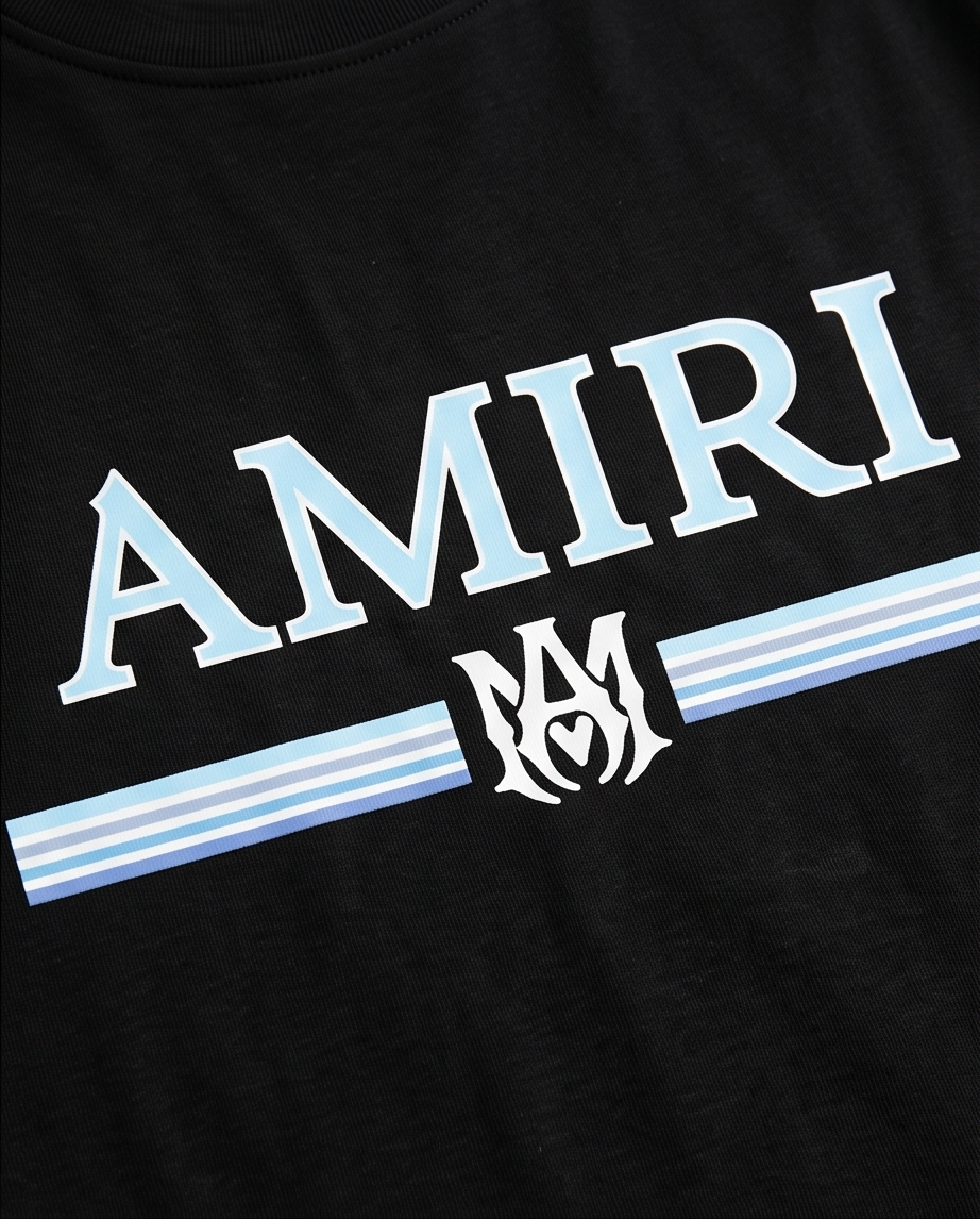Camiseta Amiri Wordmark Stripe MA Azul Celeste - detalle estampado close-up