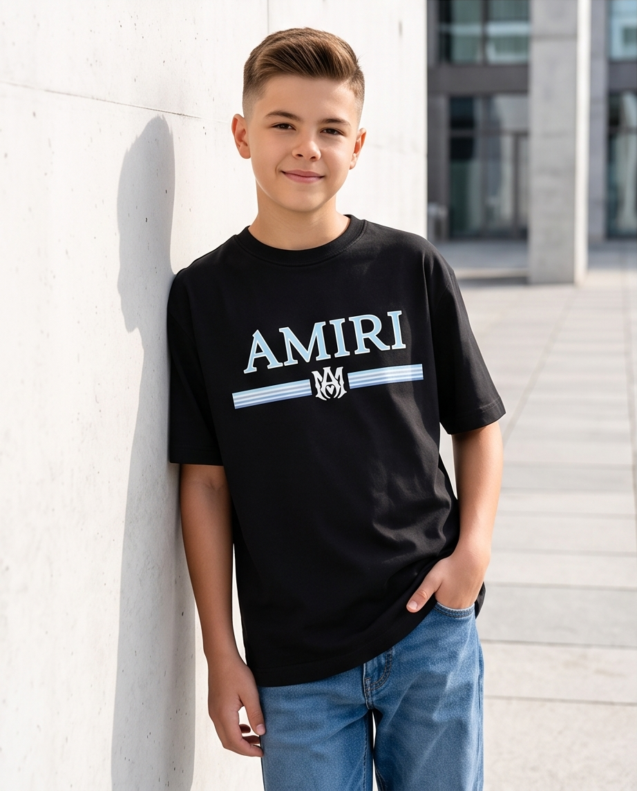 Camiseta Amiri Wordmark Stripe MA Azul Celeste Negra Niño - modelo apoyado pared exterior