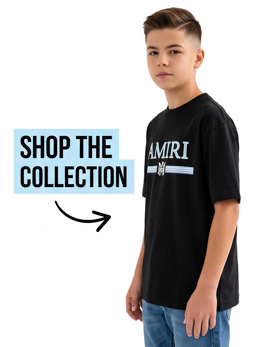 Camiseta Amiri Wordmark Stripe MA Azul Celeste Negra Niño - modelo perfil fondo blanco