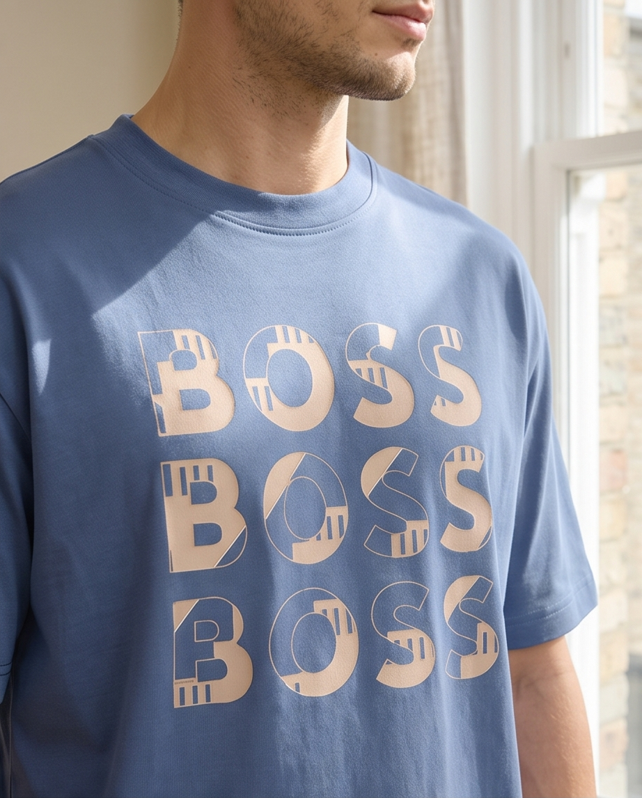 Detalle logo BOSS triple texturado beige