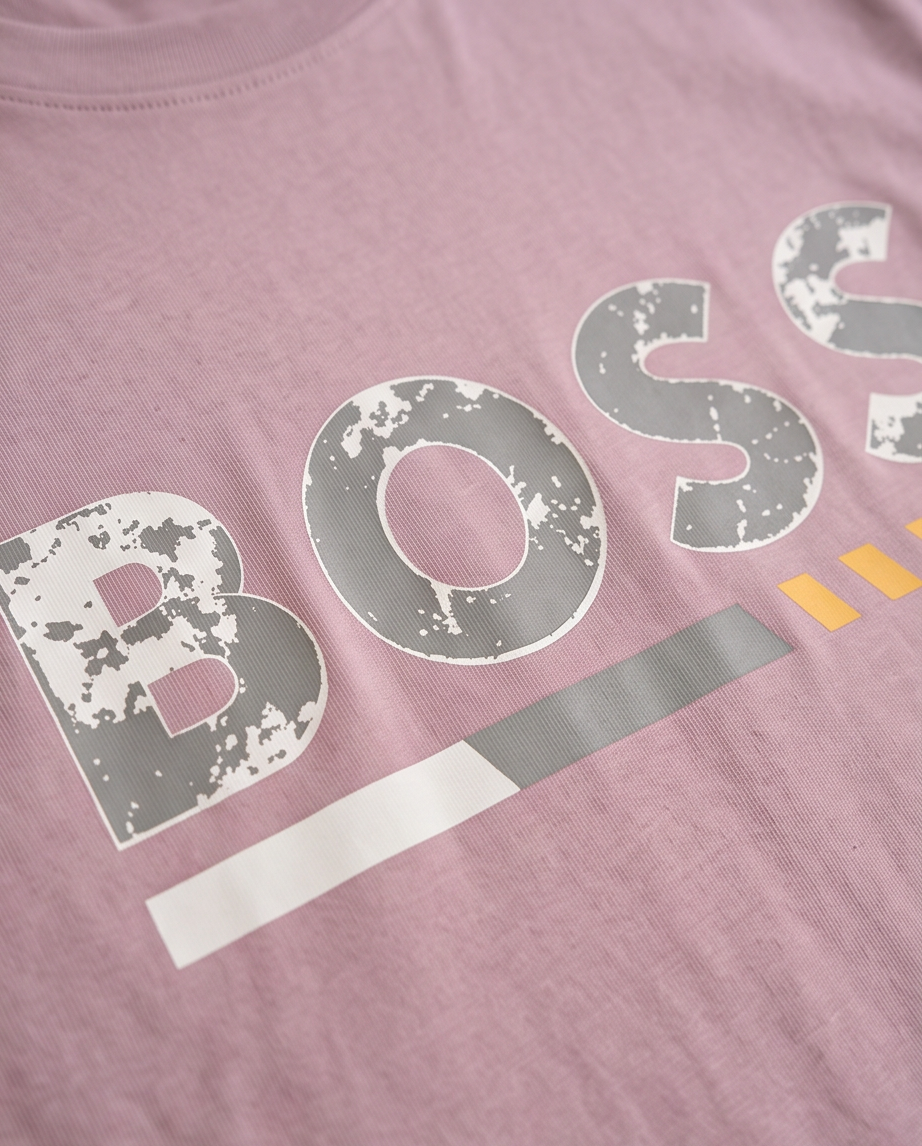 Detalle logo BOSS distressed gris blanco barra blanca puntos amarillos