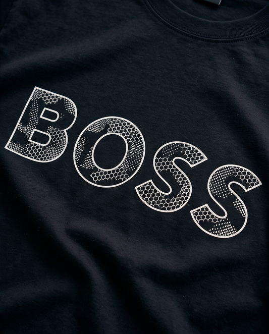 Detalle logo BOSS efecto honeycomb puntos blancos contorno blanco