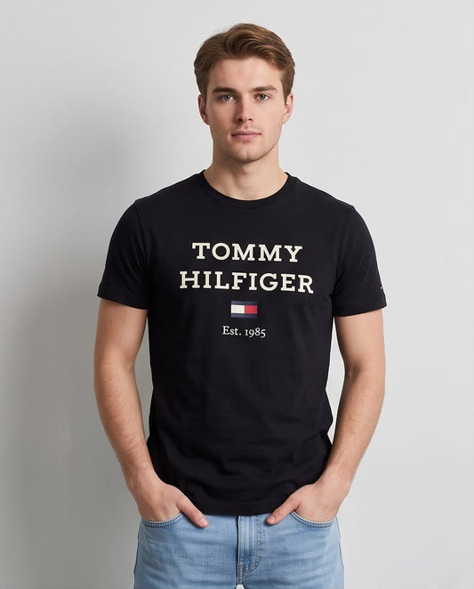 Camiseta Tommy Hilfiger Logo Est 1985 Negra Hombre - Manga Corta Algodón