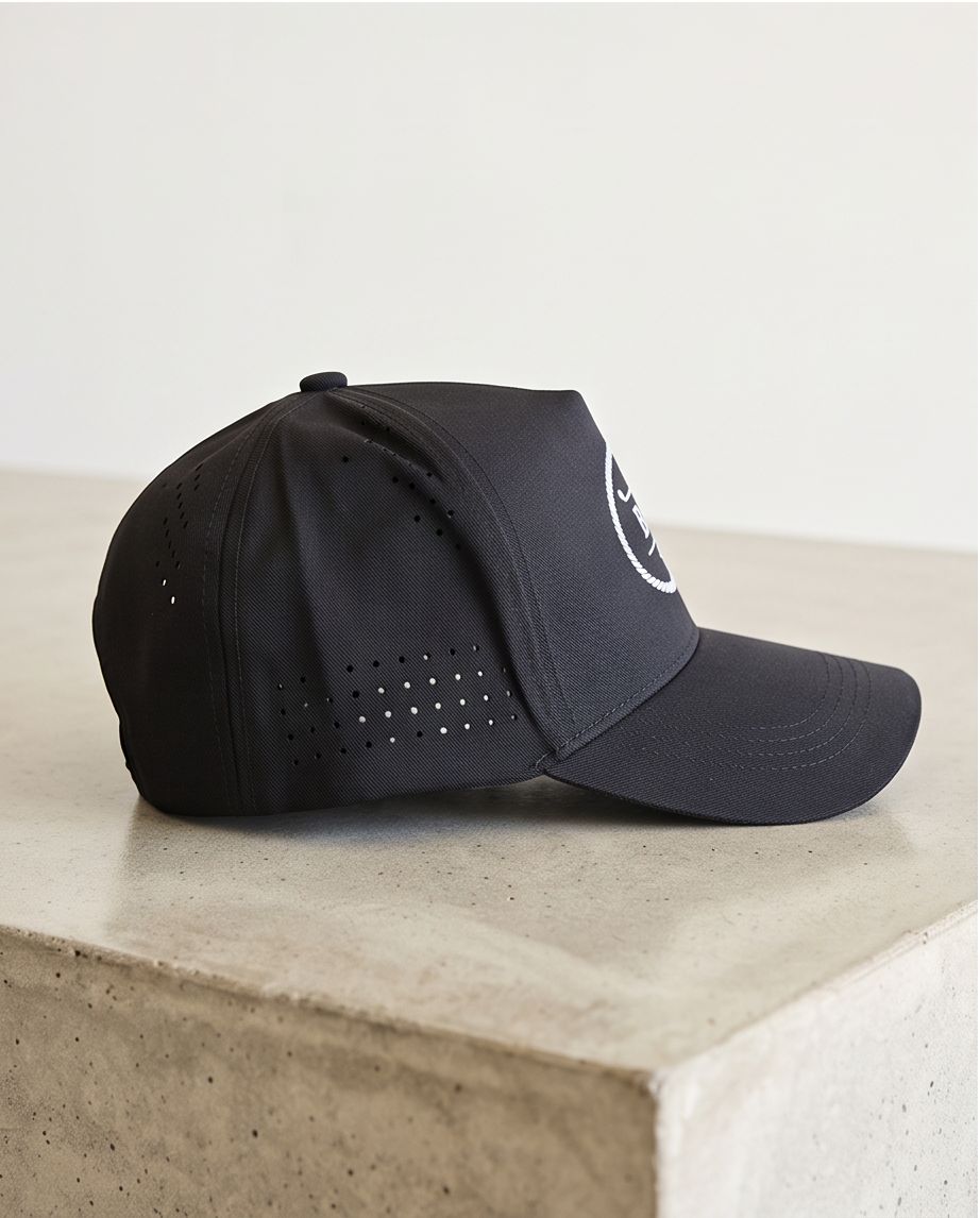 Gorra Hugo Boss Est. 1997 vista lateral perforaciones