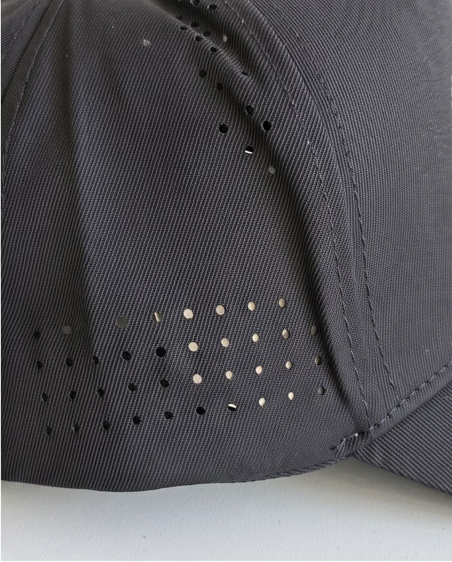 Gorra Hugo Boss Est. 1997 detalle perforaciones