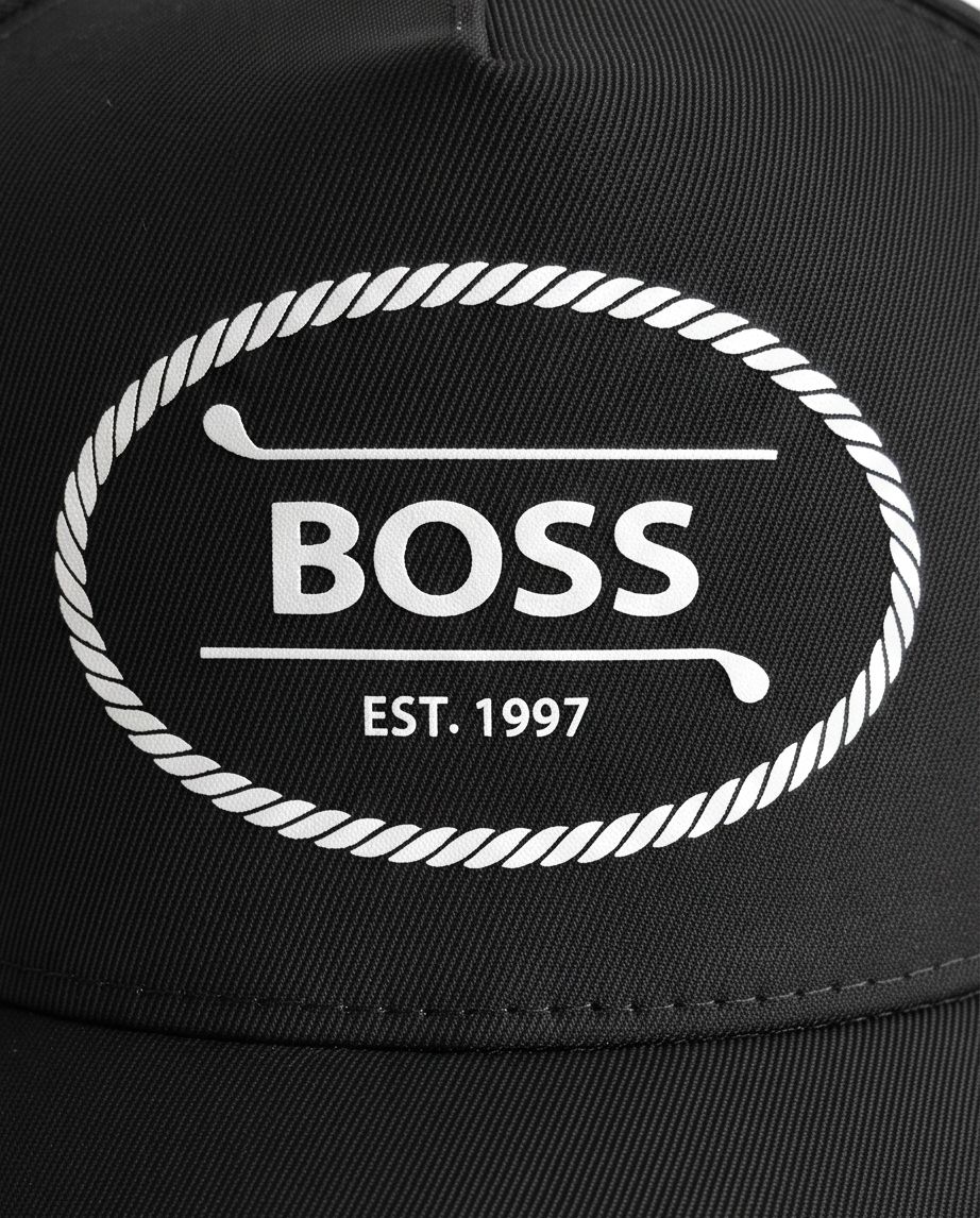Gorra Hugo Boss Est. 1997 detalle logo oval