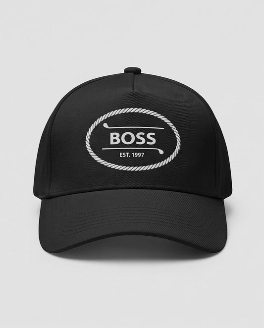 Gorra Hugo Boss Est. 1997 vista frontal sobre mesa