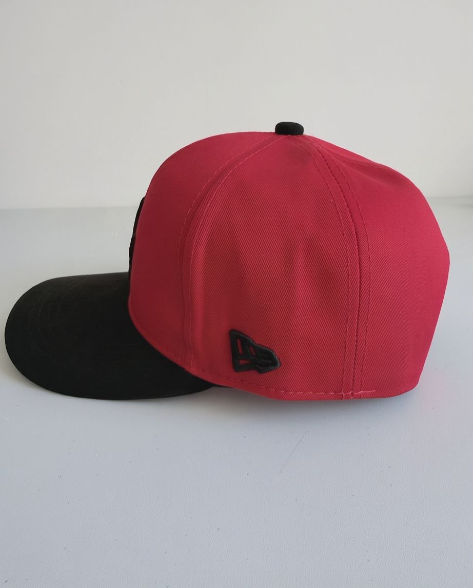 Gorra New Era 59FIFTY LA Dodgers Rojo Negro vista lateral logo New Era