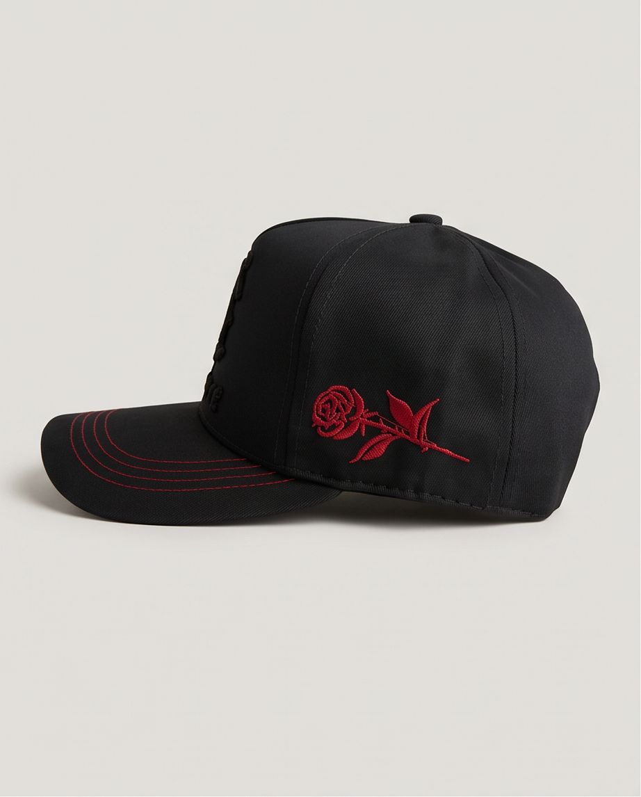 Gorra Clemont Monogram Old English vista lateral rosa roja bordada y costuras rojas