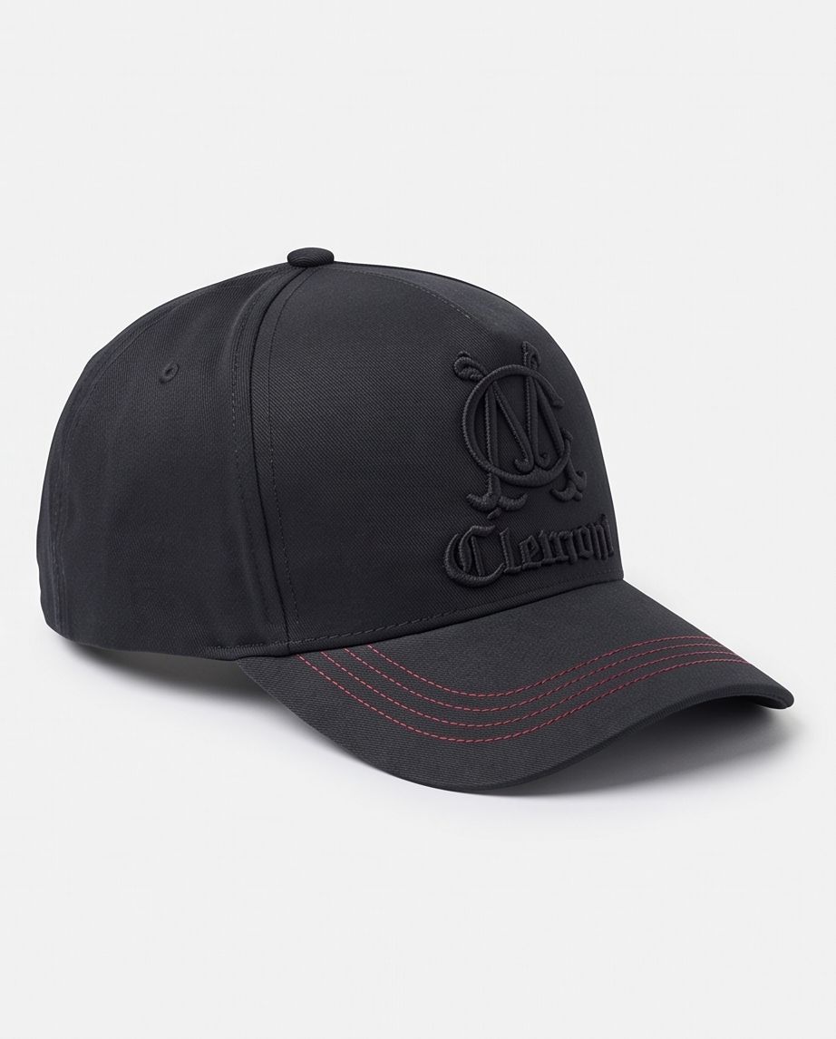Gorra Clemont Monogram Old English detalle monograma CM gótico close-up